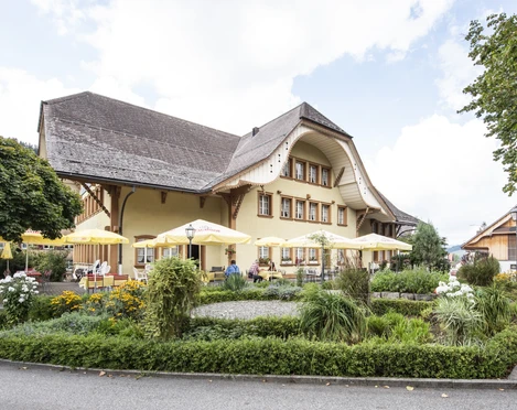 Die schöne Terrasse vom Gasthof zum Kreuz lädt zum Verweilen ein