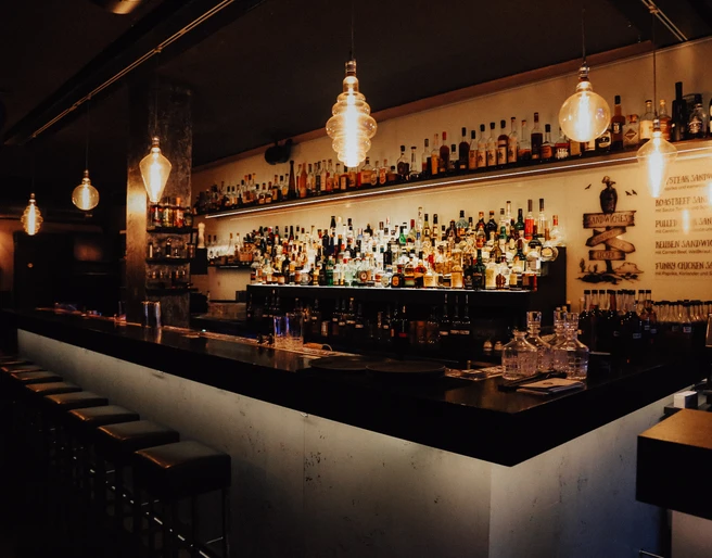 Little Link Theke.jpg Gemütlich beleuchtete Theke in der Bar Little LinkBar at Little Link with cozy lights