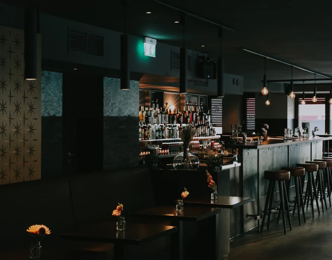 2310 Grace & Grape10.jpg Grace & Grape Bar mit aufgereihten BarhockernGrace & Grape Bar with bar stools lined up in rows