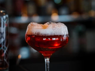 GG Kir Génial.jpg Roter Cocktail im WeinglasRed cocktail in a wine glass