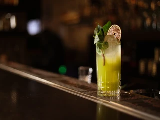 Thai Basil Collins 4.jpg Thai Basil Collins auf der BarthekeThai Basil Collins on the bar