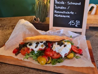 Kruegers_Sommergerichte_Burrate-Sandwich - Kopie.jpg Frisches Burrata-Sandwich auf Ciabatta mit Rucola, Tomaten und karamellisierten Kürbiskernen.