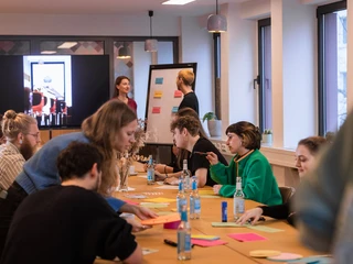 Das Ultra Loft 3.jpg Personengruppe hat ein Meeting in BlockbestuhlungA group of people in a meeting with block seating