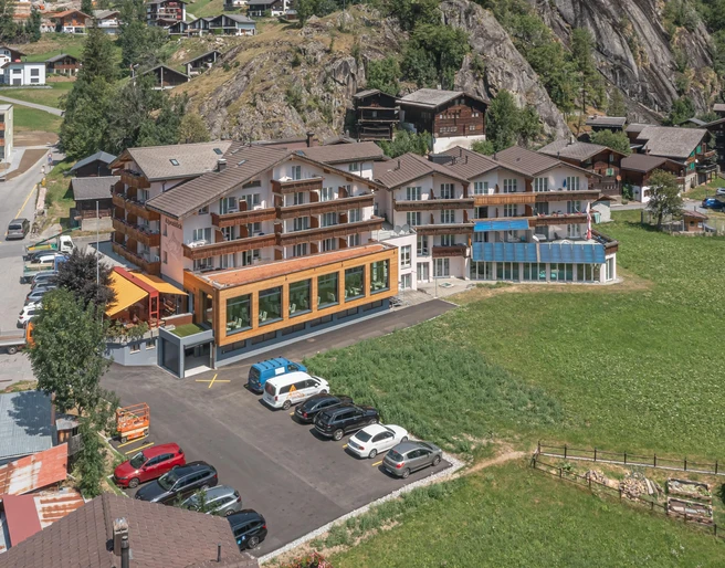 Aussenansicht mit Parkplatz