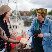 Fotoshooting 200 Jahre Hafen Fedderwardersiel mit historischen Figuren. Im Bild: Annegret Martens und Anna Thaden in ihren Rollen als Fischhändlerin und Frau Ohe aus Oldenburg (links). Foto: Hartmann Fotoshooting 200 Jahre Hafen Fedderwardersiel mit historischen Figuren. Im Bild: Annegret Martens und Anna Thaden in ihren Rollen als Fischhändlerin und Frau Ohe aus Oldenburg (links). Foto: Hartmann