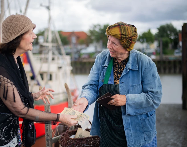 Fotoshooting 200 Jahre Hafen Fedderwardersiel mit historischen Figuren. Im Bild: Annegret Martens und Anna Thaden in ihren Rollen als Fischhändlerin und Frau Ohe aus Oldenburg (links). Foto: Hartmann Fotoshooting 200 Jahre Hafen Fedderwardersiel mit historischen Figuren. Im Bild: Annegret Martens und Anna Thaden in ihren Rollen als Fischhändlerin und Frau Ohe aus Oldenburg (links). Foto: Hartmann