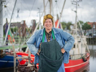 Fotoshooting 200 Jahre Hafen Fedderwardersiel mit historischen Figuren. Im Bild: Annegret Martens spielt Fischhändlerin Minna. Foto: Hartmann Fotoshooting 200 Jahre Hafen Fedderwardersiel mit historischen Figuren. Im Bild: Annegret Martens spielt Fischhändlerin Minna. Foto: Hartmann