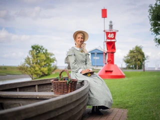 Fotoshooting 200 Jahre Hafen Fedderwardersiel mit historischen Figuren. Im Bild: Birgit Kessens spielt Frau Hauptlehrer Martha Rating. Foto: Hartmann Fotoshooting 200 Jahre Hafen Fedderwardersiel mit historischen Figuren. Im Bild: Birgit Kessens spielt Frau Hauptlehrer Martha Rating. Foto: Hartmann
