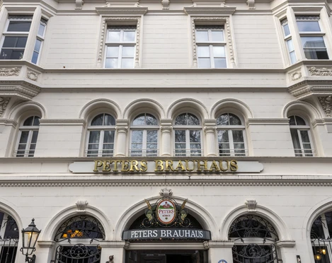 Peters Brauhaus Peters Brauhaus mit seinen historischen weißen Fassaden und goldener Beschriftung in Köln.Peters Brauhaus with its historic white facades and golden lettering in Cologne.