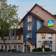 Sure Hotel by Best Western Hilden-Düsseldorf  Sure Hotel by Best Western in Hilden-Düsseldorf an einer Straßenecke mit benachbartem Baum.