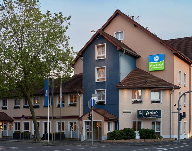 Sure Hotel by Best Western Hilden-Düsseldorf  Sure Hotel by Best Western in Hilden-Düsseldorf an einer Straßenecke mit benachbartem Baum.