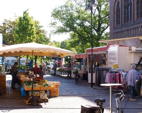 Wochenmarkt_in_Marne.jpg