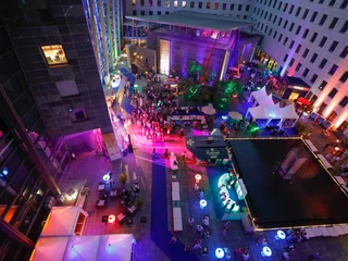 IKB-Sommer2019_428.jpg Großes Sommerfest auf einer Outdoorfläche von obenBig summer party on an outdoor area from above