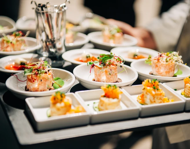 Salmon tatrare in small plates, catering event, banquet food  Salmon Tatar auf kleinen Tellern, catering event Salmon tatrare in small plates, catering event, banquet food