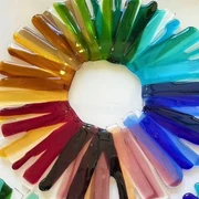 Glasmalerei-Museum Rundes, flaches und rundes Objekt aus Glas mit einem Loch in der Mitte.