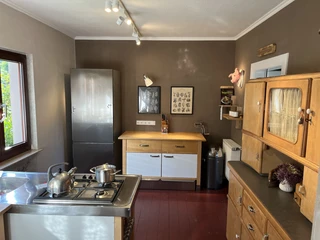 Küche im Ferienhaus Brinker Bleibe in Velbert-Langenberg. Eine helle, modern ausgestattete Küche mit Holz und Edelstahlelementen im Ferienhaus Brinker Bleibe.