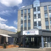 Stargaze Forum Hilden_c_Stargaze Hospitality GmbH.jpg Das Bild zeigt die moderne Fassade des Stargaze Forum Hilden mit markantem Glasdach und Eingang.