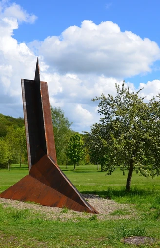 Skulptur Schwerter zu Pflugscharen von Gerd Winner in Salzgitter-Bad