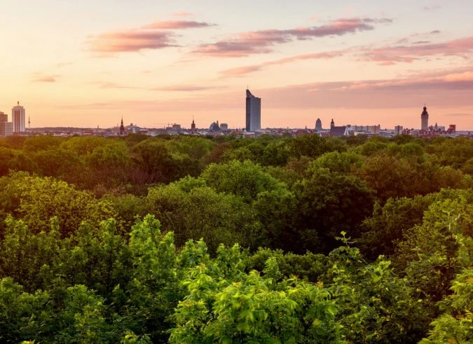 skyline-sonnenuntergang-sommer-tuerme-philipp-kirschner-leipzig-travel-675x491.jpg