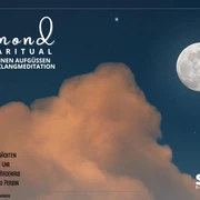 Die Kraft des vollen Mondes - Vollmond-Saunaritual Der Vollmond leuchtet über sanften Wolken, während eine nächtliche Sauna-Meditation beworben wird.