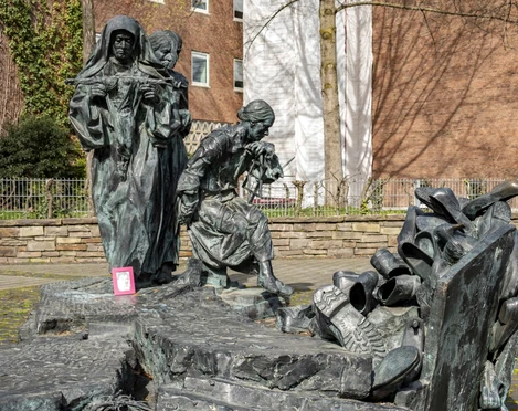 Edith Stein memorial Das Edith Stein Denkmal zeigt zwei stilisierte Frauenfiguren aus Metall mit einem Ziehharmonika-Spieler.The Edith Stein monument shows two stylized female figures made of metal with an accordion player.