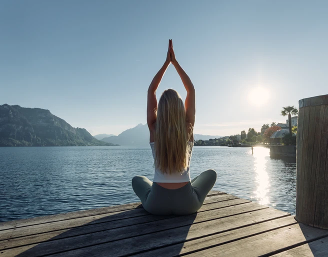 Yoga by the lake Yoga am VierwaldstätterseeYoga on Lake LucerneYoga au bord du lac des Quatre-Cantons