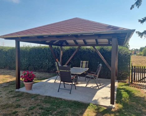 überdachte Terrasse mit Gartenmöbel