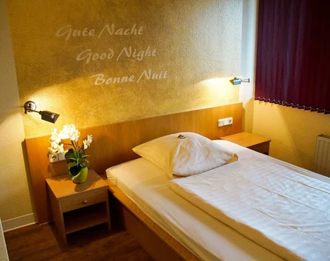 Hotelzimmer im Hotel Alberga in Mettmann Ein gemütlich eingerichtetes Einzelzimmer im Hotel Alberga in Mettmann mit heller Holzmöblierung und einem Einzelbett.