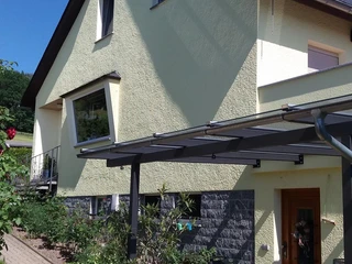 Hausansicht mit Terrasse