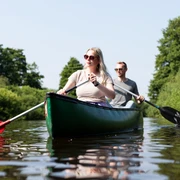 Paddeln auf der Hamme 2 Personen sind mit einem Kanu auf dem Fluss Hamme unterwegs