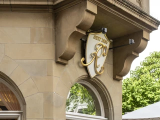 Cafe Reichard Einladender Haupteingang zum Cafe durch eine weiße Glastür.The inviting main entrance to the café is through a white glass door.