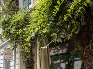 Epicerie Boucherie Kleine Tische mit zwei Stühlen stehen vor dem Cafe. There are small tables with two chairs in front of the café.