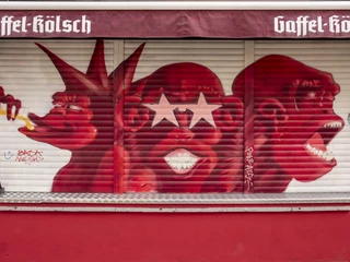 Lotta Bar Runtergefahrene Rollläden mit gespraytem Graffiti. Closed shutters with graffiti sprayed on them.