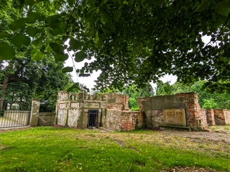 Ellerburg Ruinen der Ellerburg in ländlicher Umgebung, umgeben von Laubbäumen und einem gepflegten Rasen.