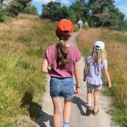 machandel-erlebnispfad-bispingen-touristik.jpg Kinder wandern auf dem Machandel Erlebnispfad in der Lüneburger Heide