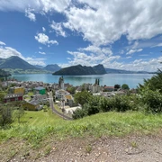 Plattenbänkli Vitznau Weitwinkel.jpg