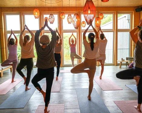 Yoga in der Seelodge Baum