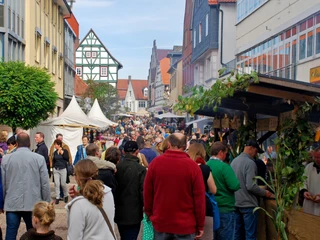 Mittelalterlicher Markt in der Fußgängerzone