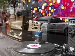 Tsunami Club Ein glitzerndes Lichtermeer reflektiert in den Scheiben des Tsunami Club in Köln.A glittering sea of lights is reflected in the windows of the Tsunami Club in Cologne.