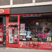 Tsunami Club Die Fassade des Tsunami Clubs im urbanen Stil, übersät mit Street Art und Plakaten.The façade of the Tsunami Club in urban style, littered with street art and posters.