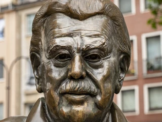 Willy Millowitsch memorial Das Bild zeigt das Willy Millowitsch Denkmal in Köln. Die Bronzestatue ist eine Hommage an den bekannten deutschen Volksschauspieler Willy Millowitsch. Die Skulptur stellt ihn lebensecht dar, mit einem markanten Schnurrbart und einem freundlichen Gesichtsausdruck.The picture shows the Willy Millowitsch monument in Cologne. The bronze statue is a tribute to the well-known German folk actor Willy Millowitsch. The sculpture depicts him lifelike, with a distinctive moustache and a friendly facial expression.