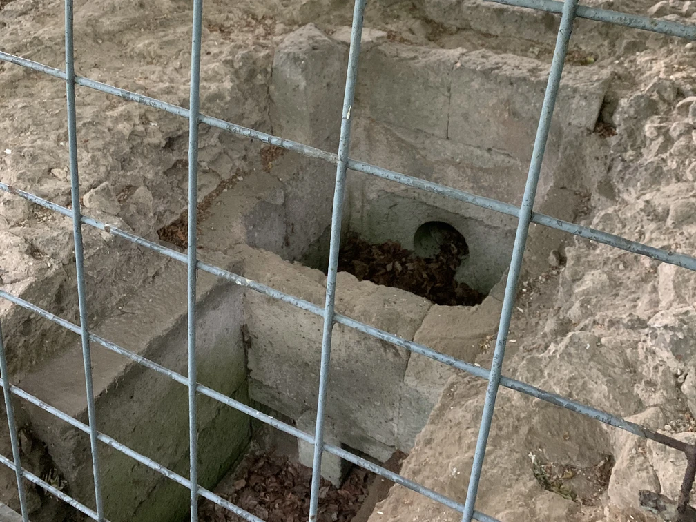Roman water treatment plant Cologne Römische Wasseraufbereitungsanlage in Köln, sichtbare antike Mauern und Öffnungen hinter einem Gitter.Roman water treatment plant in Cologne, visible ancient walls and openings behind a grid.
