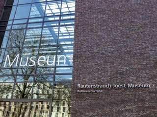 Rautenstrauch-Joest-Museum Außenfassade des Rautenstrauch-Joest-Museums in Köln. An der Front steht groß das Wort "Museum".Exterior facade of the Rautenstrauch-Joest Museum in Cologne. The word "Museum" is written in large letters on the front.
