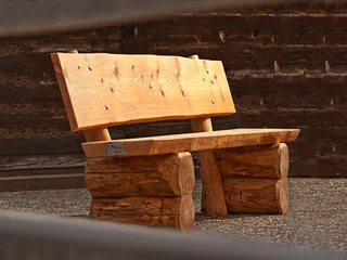 Pische mit Lehne.jpg