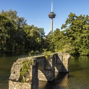 Colonius Colonius-Turm überragt Parklandschaft bei klarem HimmelColonius Tower towers over the park landscape on a clear day