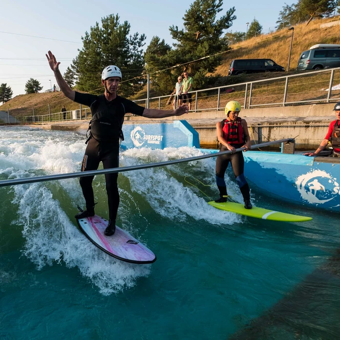 Surfkurs im Kanupark Markkleeberg - Wassersport in Leipzig und Region