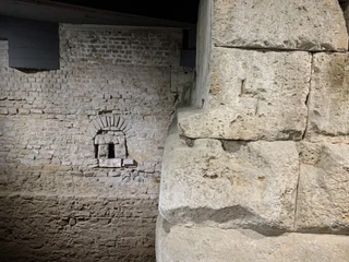 Ubiermonument Alte Steinmauern mit einer sorgfältig arrangierten Bogenstruktur. Dezente Beleuchtung.Old stone walls with a carefully arranged arch structure. Subtle lighting.