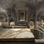 Roman grave Weiden Ein eindrucksvoller römischer Grabraum mit steinerner Decke, Skulpturen und steinernen Bänken.An impressive Roman burial chamber with a stone ceiling, sculptures and stone benches.