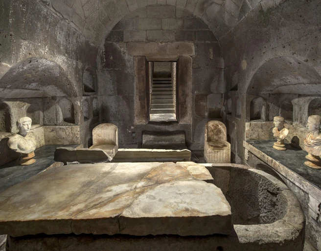 Roman grave Weiden Ein eindrucksvoller römischer Grabraum mit steinerner Decke, Skulpturen und steinernen Bänken.An impressive Roman burial chamber with a stone ceiling, sculptures and stone benches.