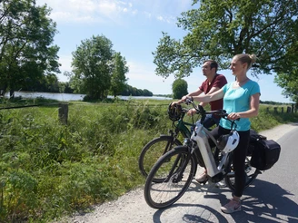 Radfahrer an der Mittelweser in Drakenburg Radfahrer an der Mittelweser in Drakenburg